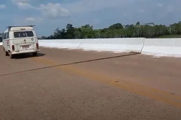Ponte desaba sobre o rio Autaz Mirim, no Amazonas