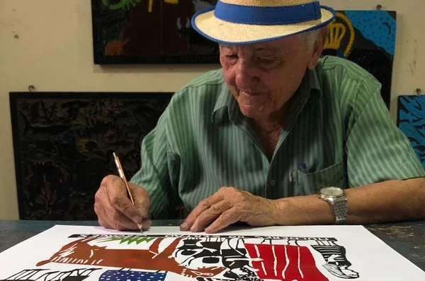 O artista pernambucano J. Borges produz xilogravura e cordel