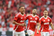 Time do Internacional, comemorando gol contra o rival Grêmio.