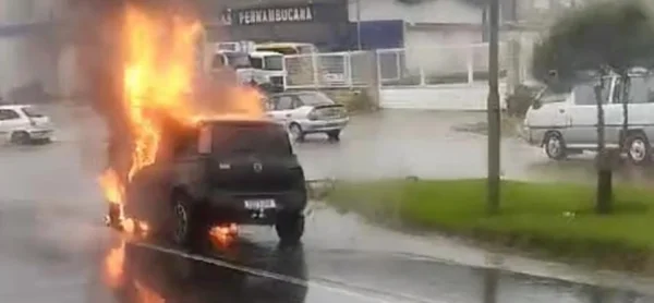 Imagem colorida de carro pegando fogo - Metrópoles