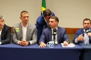 Flávio Bolsonaro durante live transmitida pelo canal TV Celular Flávio Bolsonaro, no YouTube, nesta quinta-feira (1º/10), depois de desistir do debate da TV Globo Flávio Bolsonaro durante live transmitida pelo canal TV Celular Flávio Bolsonaro, no YouTube, nesta quinta-feira (1º/10), depois de desistir do debate da TV Globo