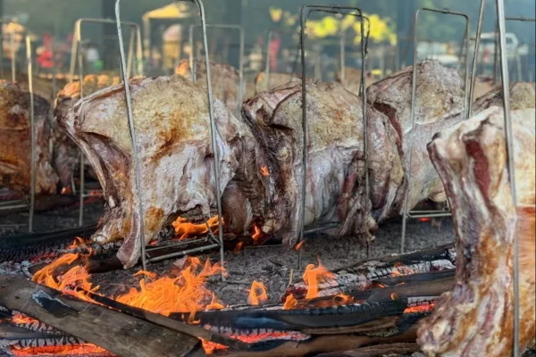 Maior churrasco do Dia do Trabalhador assa 600 costelas