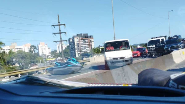 Acidente travou o trânsito e deixou um jet ski na pista