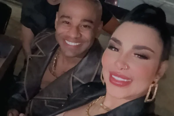 Jenny Miranda e Cezar Black surgem em clima de romance - Metrópoles