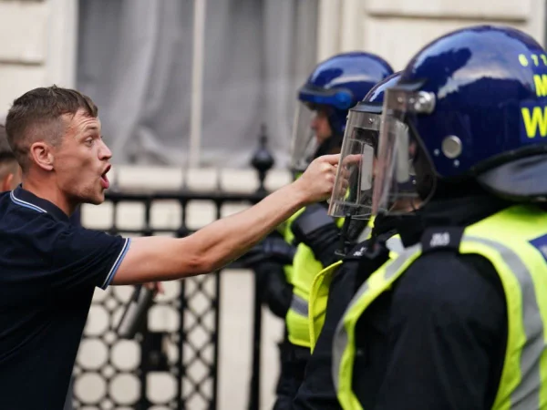 Homem aponta dedo par apolicial durante protesto - Metrópoles