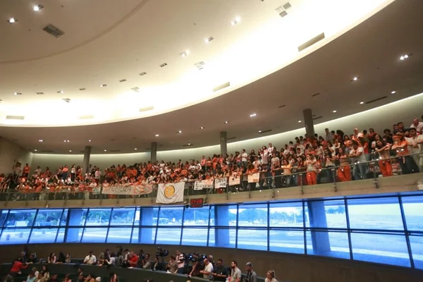 Fora da política: mulheres têm apenas 15% das vagas nos legislativos