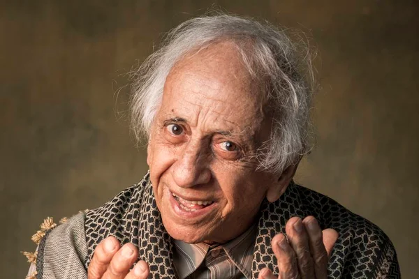 Foto colorida de Flávio Migliaccio. O ator tem cabelo grisalho e está se expressando - Metrópoles