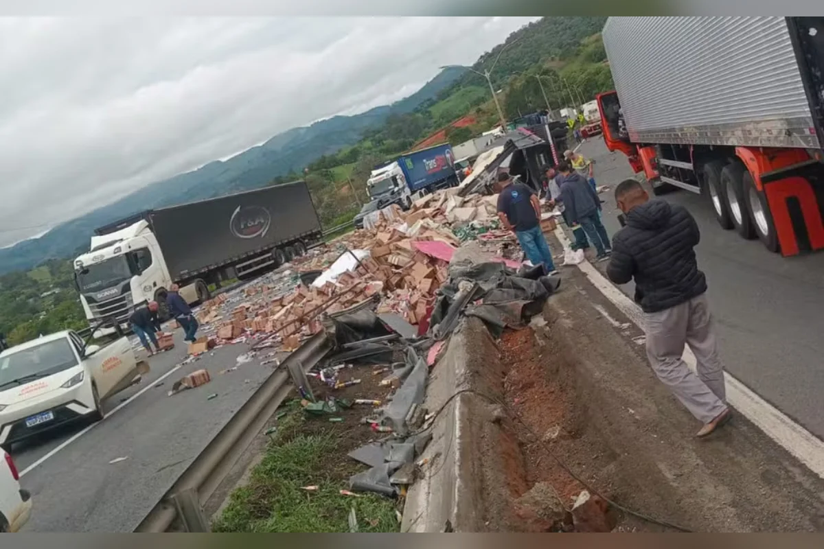 Carreta com cosméticos tomba e trava BR-381 no Sul de Minas