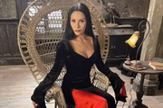 Atriz de Wandinha, Catherine Zeta-Jones foi alvo de críticas na internet por um comentário inapropriado sobre um fã de 12 anos