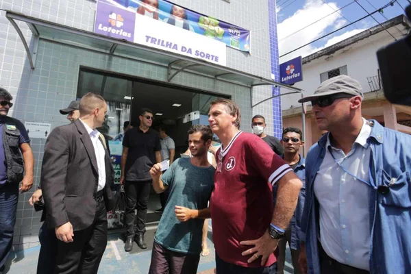 O presidente Jair Bolsonaro (PL), acompanhado pelo filho Flávio Bolsonaro, na cidade de Eldorado, interior de São Paulo, nesta manhã de sábado, 22. A mãe do presidente, Olinda Bonturi Bolsonaro, de 94 anos, faleceu na madrugada de sexta-feira (21). O Presidente cancelou viagem à Guiana e voltou ao Brasil para o enterro. Foto: Fábio Vieira/Metrópoles