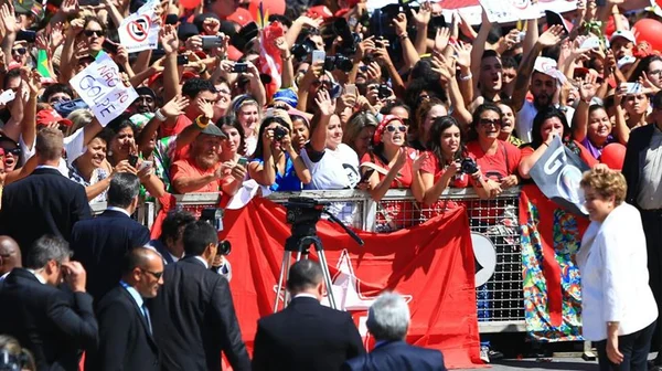 Manifestantes acompanham pronunciamento de despedida de Dilma