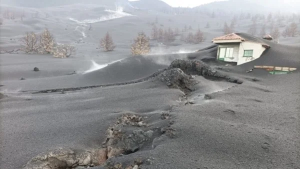 Boca de lava de vulcão se abre na porta de uma casa em La Palma