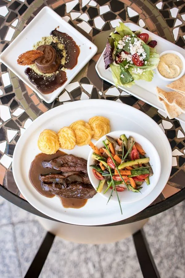 Empório Árabe - R$ 65 (Águas Claras e 215 Sul)
Entrada: pão árabe com manteiga de café e salada verde.
Prato Principal: filé de cordeiro ao molho de café, batata duchesse e escabeche do oriente.
Sobremesa: mousse de café com crocante de cardamomo Empório Árabe - R$ 65 (Águas Claras e 215 Sul)
Entrada: pão árabe com manteiga de café e salada verde.
Prato Principal: filé de cordeiro ao molho de café, batata duchesse e escabeche do oriente.
Sobremesa: mousse de café com crocante de cardamomo