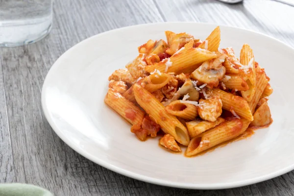 Pene com frango