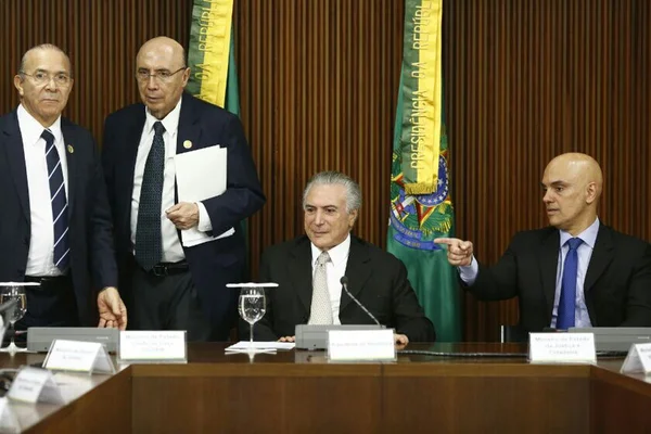 Temer fala pela primeira vez como presidente em reunião ministerial
