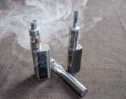 No geral, o produto é composto por bateria, atomizador, microprocessador, lâmpada LED e cartucho de nicotina líquida. Esses mecanismos são responsáveis por aquecer o líquido que produz o vapor inalado pelos usuários