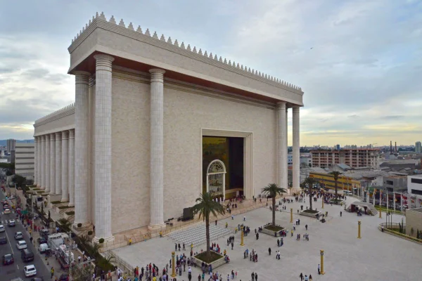 Imagem colorida mostra templo religioso que ocupa um quarteirão inteiro - Metrópoles