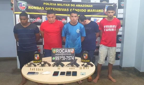 Polícia acaba com festa de traficantes e apreende drogas e armas