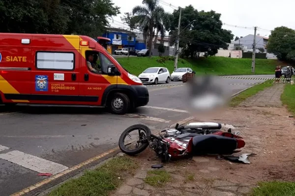 Imagem colorida mostra Acidente entre carro e moto em Curitiba - Metrópoles