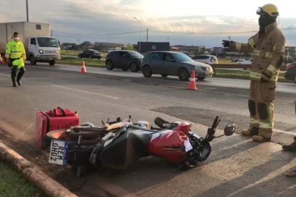 Vídeo. Acidente causado por carro deixa motociclista de 21 anos morto
