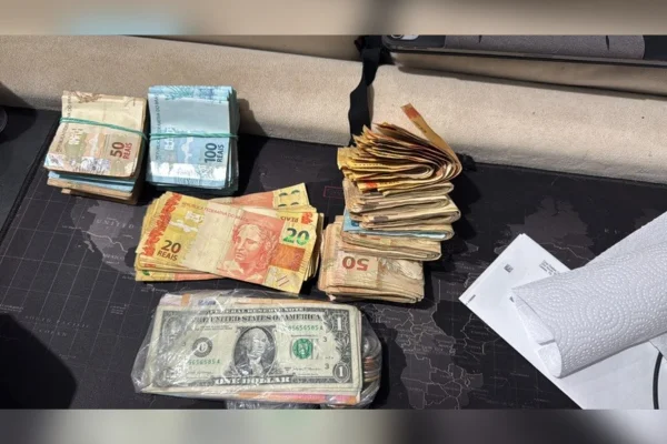 Pilhas de dinheiro são encontradas em operação contra delegado da PF - destaque galeria Pilhas de dinheiro são encontradas em operação contra delegado da PF - destaque galeria