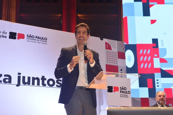 foto colorida do secretário de Educação de SP, Renato Feder, durante lançamento do programa de alfabetização - Metrópoles