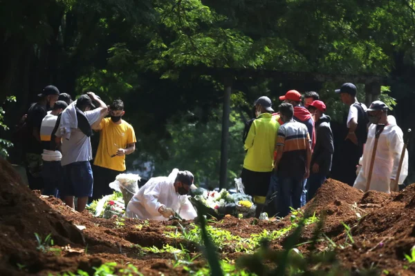 Movimentação no Cemitério da Vila Formosa, zona leste de São Paulo