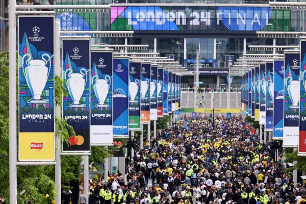 Fãs chegam para a final da Champions em Wembley