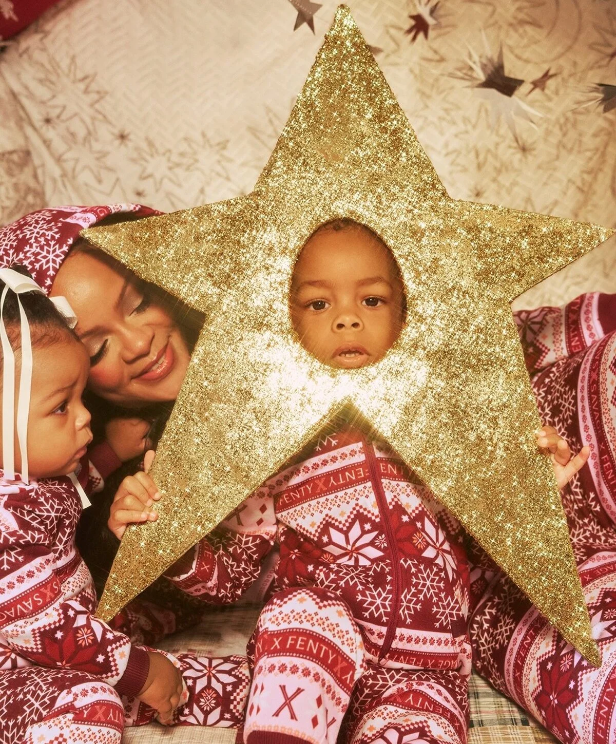 Rihanna posa com os três filhos Rihanna posa com os três filhos