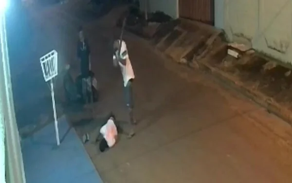 goias homem é espancado e esfaqueado ate a morte no meio da rua