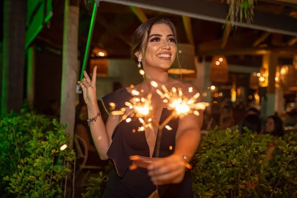 Vanzinha comemora aniversário em jantar badalado no restaurante Sallva