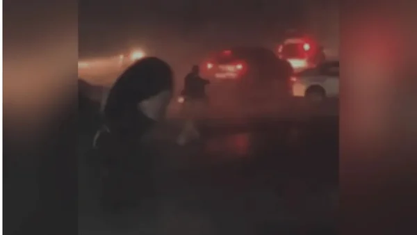 imagem colorida de placa que atinge carro durante ciclone em SC- Metrópoles