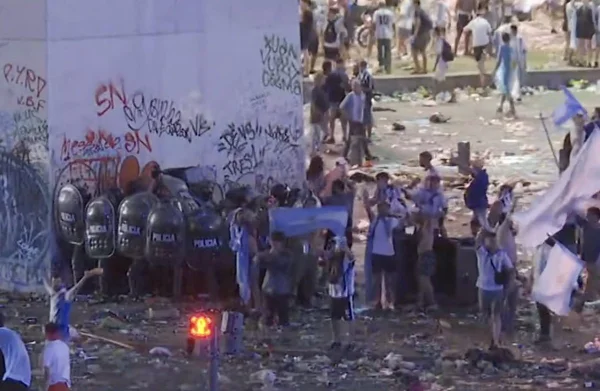 Festa do título argentino no Obelisco termina com prisões e confusão