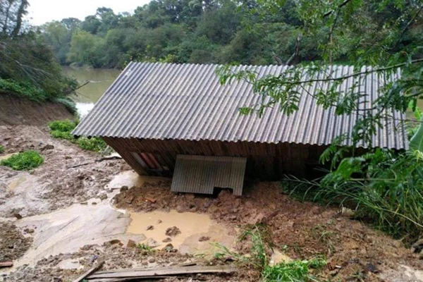 Casa desmorona e fica envolta em lama