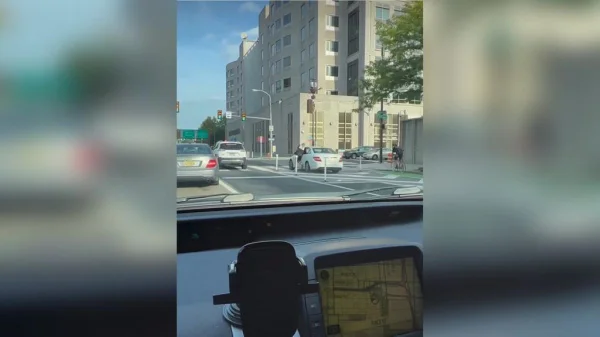Imagem mostra homem sendo arrastado por carro - Metrópoles