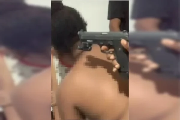 Em fuga, traficantes fazem live e ameaça família refém