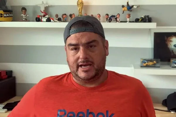 imagem colorida de Rica Perrone durante entrevista- Metrópoles