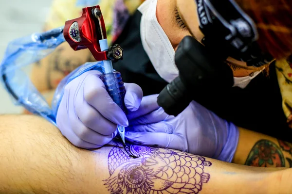 Dia do Tatuador: artistas brasilienses usam o corpo como tela