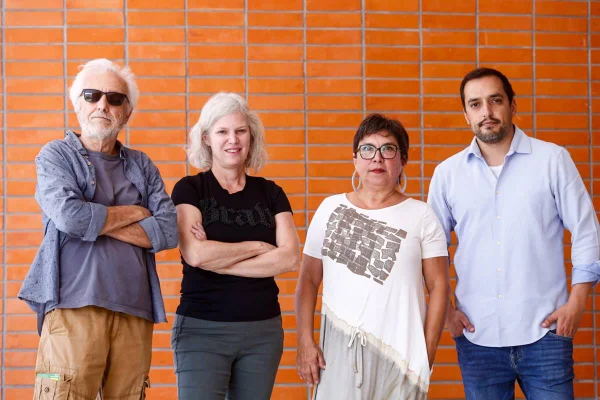Foto colorida de Lino Meireles, André Luiz, Cláudia e Cibele no Cine Brasília - Metrópoles