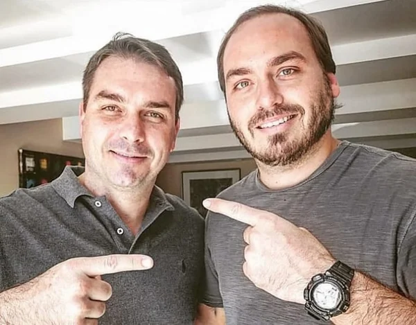 Filhos de Bolsonaro homenagearam ex-assessor por “brilhantismo”