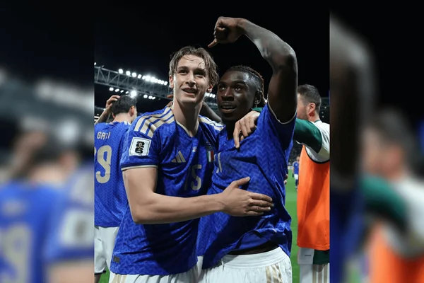 Jogadores da Itália comemorando vitória na repescagem da Copa do Mundo
