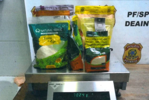 PF apreende cocaína misturada a suplementos alimentares em bagagem