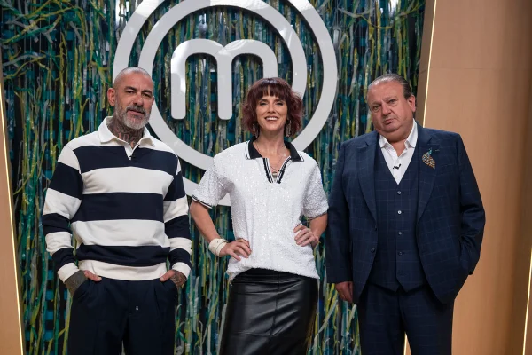 Imagem colorida mostra Henrique Fogaça, Helena Rizzo e Erick Jacquin jurados da 13ª temporada do MasterChef - Metrópoles