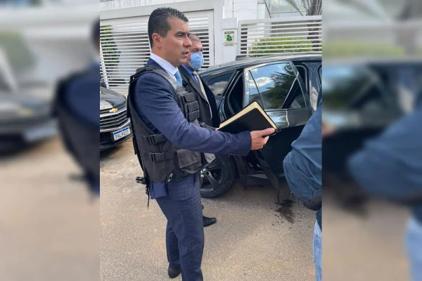 Luis Miranda chega de colete à prova de balas e Bíblia na mão à CPI