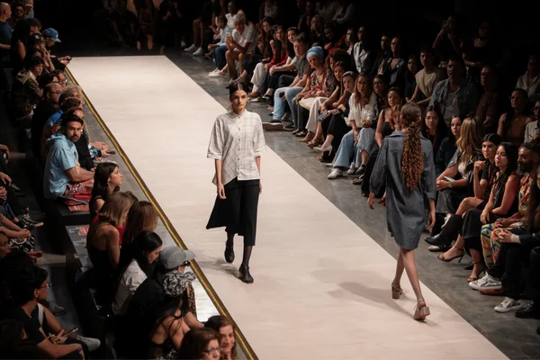 foto com cor. desfile metrópoles catwalk - metrópoles