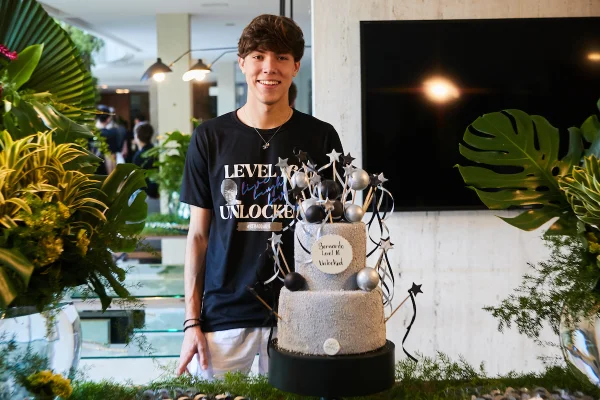 Bernardo Haddad ganha festa surpresa em celebração aos 16 anos