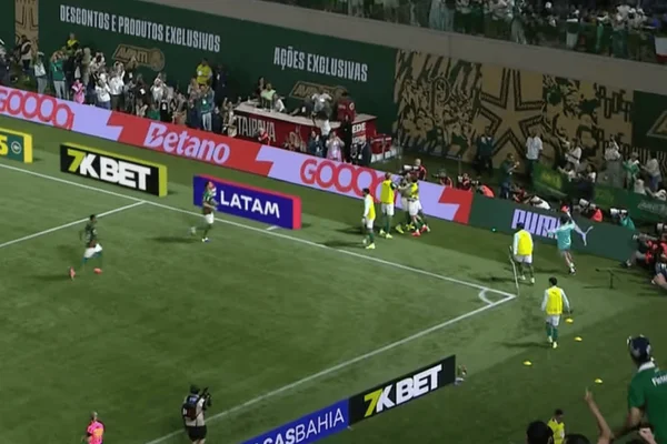 Jogadores do Palmeiras comemorando gol diante do São Paulo no Campeonato Paulista