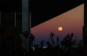 Lua de morango não muda de cor e tem a mesma aparência de qualquer outra Lua cheia, com tons predominantemente brancos e acinzentados.