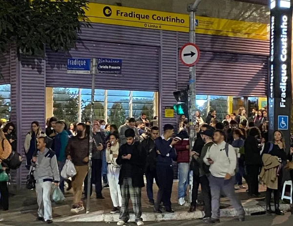 Pessoas em frente a uma estação de metrô da linha 4-Amarela, em São Paulo - Metrópoles