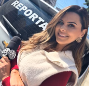 Aline Galdino posa ao lado do carro de reportagem